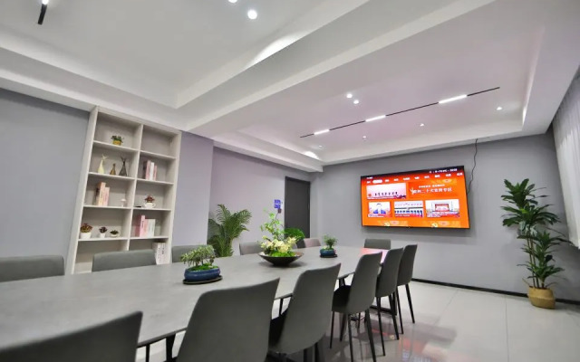 Holiday Inn Golden Hyatt (Yanji Yanbian University Department Store)