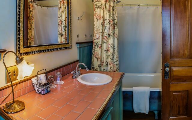 Peerless Hotel & Restaurant