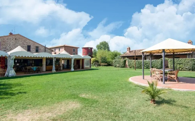 Belvilla by OYO Large Farmhouse With Pool