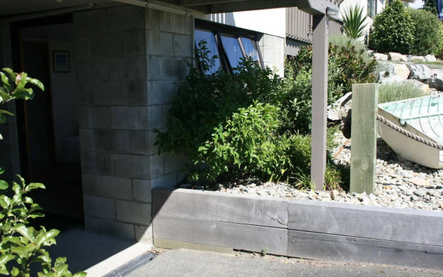 Pohara Beachfront Motel