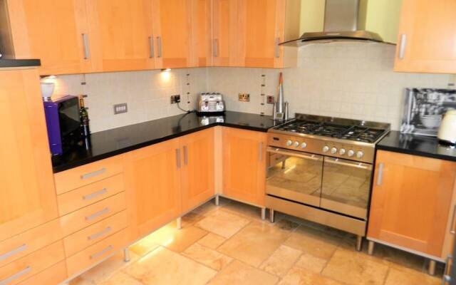 Period Home - Charming Features - 1 Mile From Hoe