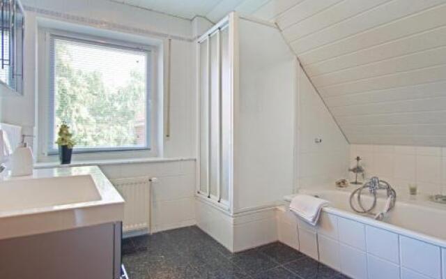 1 Private Single, 1 Twin Room. 3 Persons (4203)