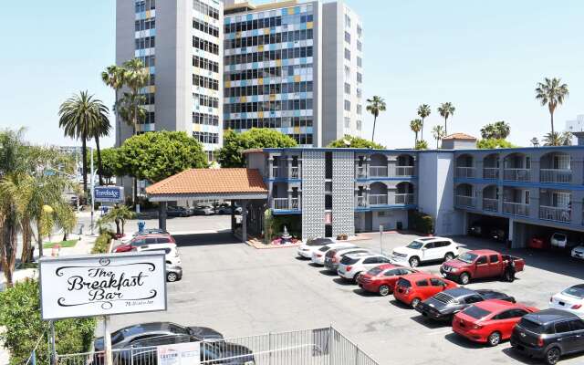Travelodge by Wyndham Long Beach Convention Center