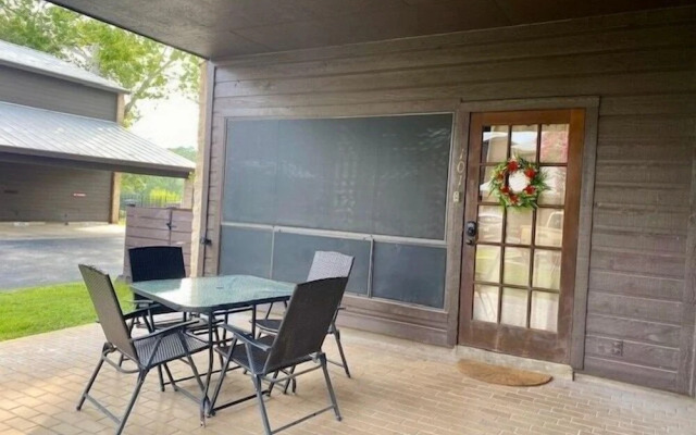 Delroy Curly Ray s Comal Condo