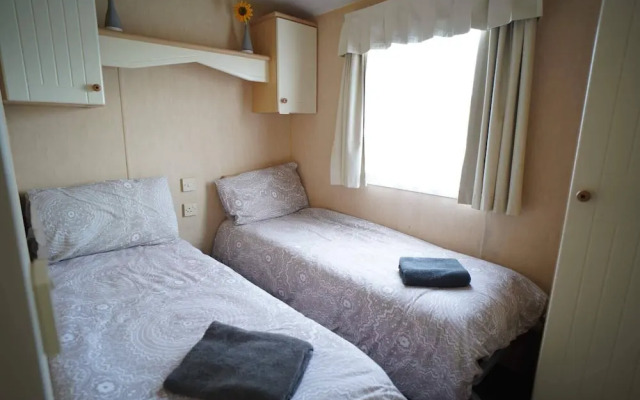 Pets Stay Free 3 Bedroom Caravan at Heacham Beach