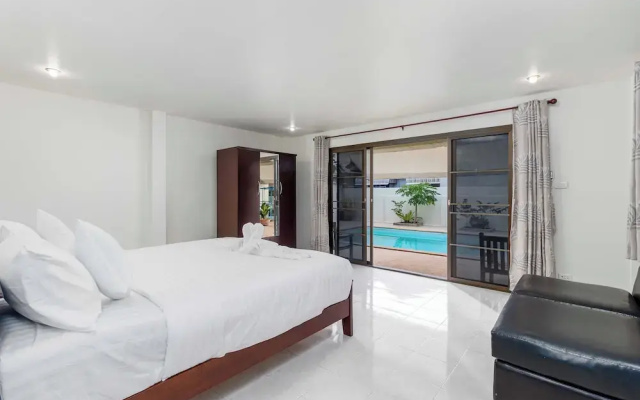Poolside 3BR for Relaxed Stays V278