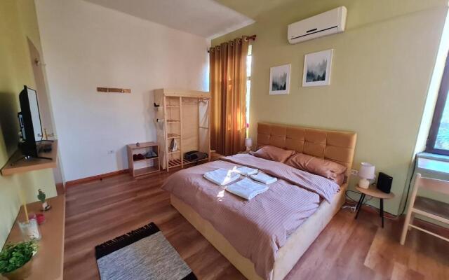 Ex-Block District charming studio apartment with treeish sorrounding view!