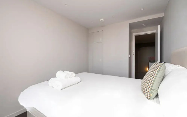 Stylish Three-bedroom Apartment in Poplar