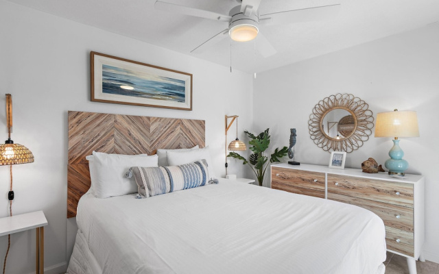Tradewinds Condominium #28- At the Beach!