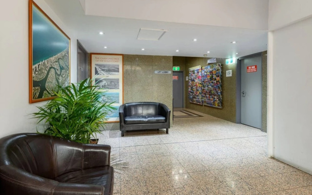 Bright 2 Bedroom Apartment in the Heart of Surfer's Paradise