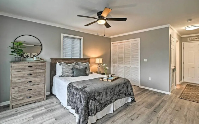Couples Retreat w/ Balcony in Surfside Beach!