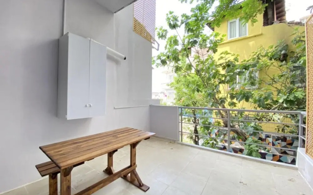 Flat With Balcony Near Flower Passage in Beyoglu