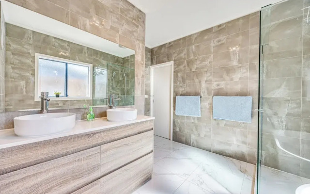 StayAU 6BR Deluxe Lakeview Point Cook
