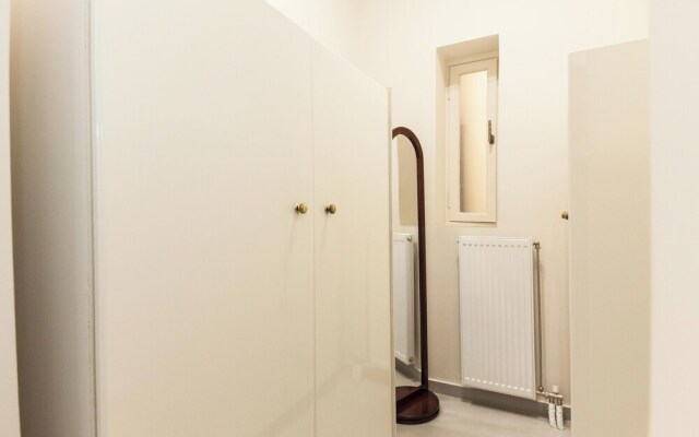 Pireas Jewel New Design Apt w Backyard