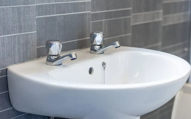 Darlington 4Bd Home: Modern Comfort & Free Parking