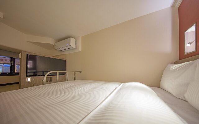 Metro Apartment