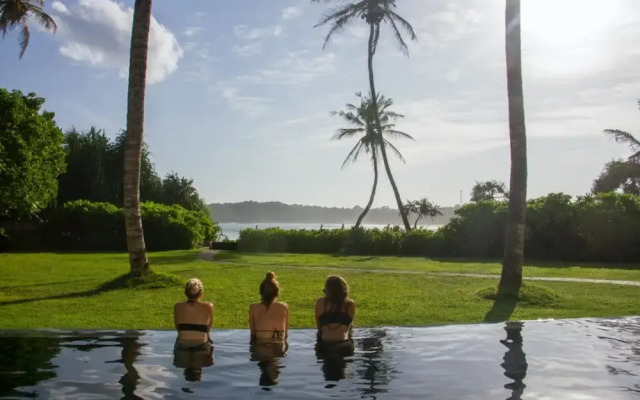 Modern Beach Villa With Roof Garden