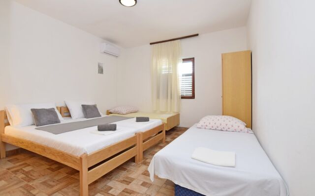 Apartment and Rooms Mila