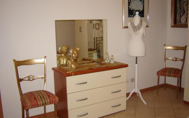 Casa Del Sole Appartamento N° 2 White And Gold Room