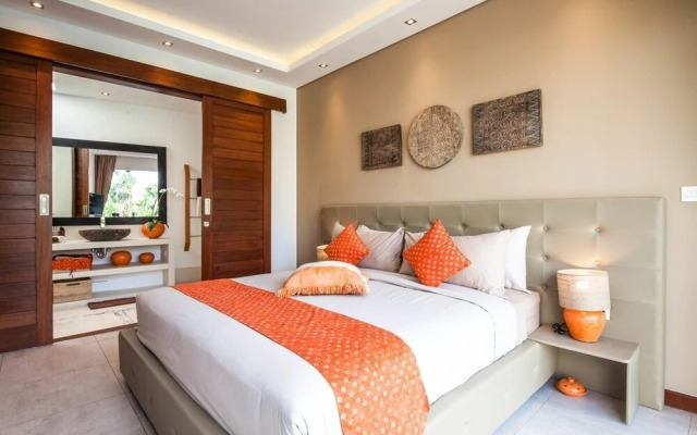 Stunning 6 Bedroom Villa Only 400m to the Beach