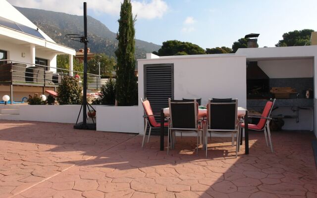 Scenic Villa in Palau Saverdera With Private Swimming Pool