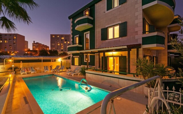 Nice Home in Split With Sauna, Wifi and 7 Bedrooms
