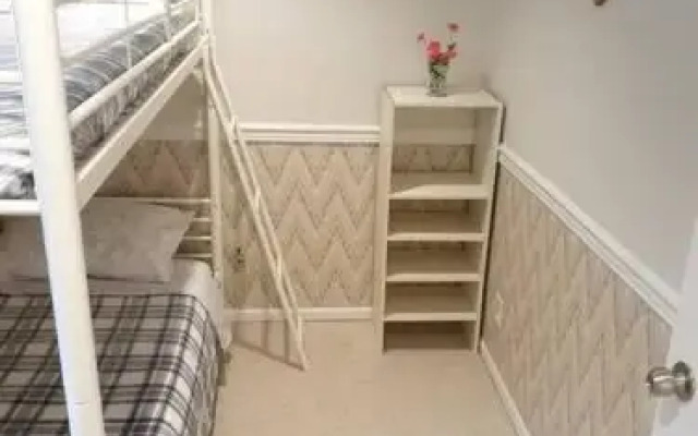 Happy, Cozy, Fun, Loving suite in West Vancouver
