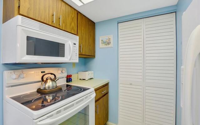 Relaxing Condo With two Pools and Steps to Beach