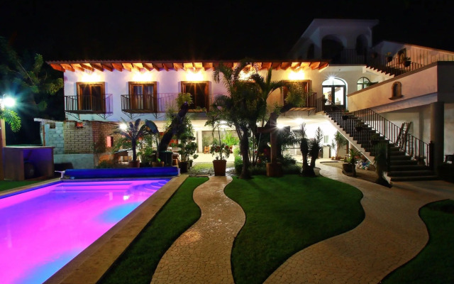 Hotel Concierge Flor y Canto