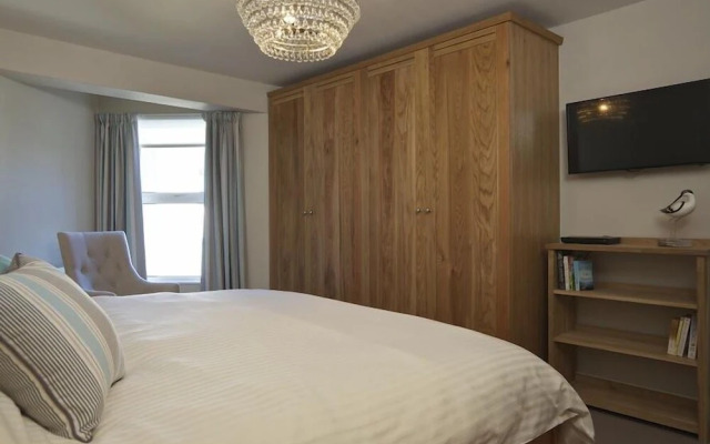 2 Hamstone Court