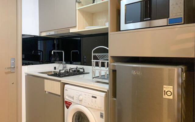 Minimalist Studio Room At Gold Coast Apartment