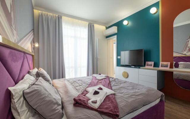 FM Luxury 3-BDR Apartment - Splendid Shapes