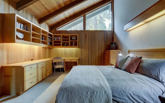 2 Pioneer Home features Brand New Hot Tub and Bikes to Explore Sunriver by RedAwning