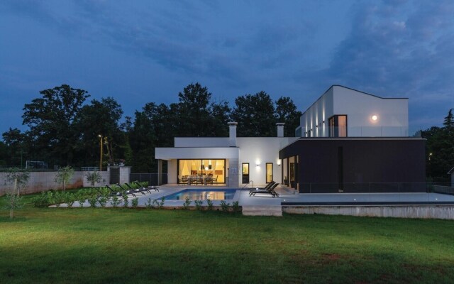 Stunning Home in Kujici With Sauna, Wifi and 5 Bedrooms