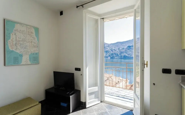 Lovely Apartment Overlooking the Lake