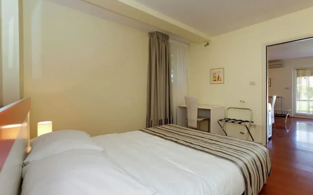 Apartment with Shared Pool, Terrace, A/C And Wifi 800 M From the Beach - Apartment in Porec - Photo 2