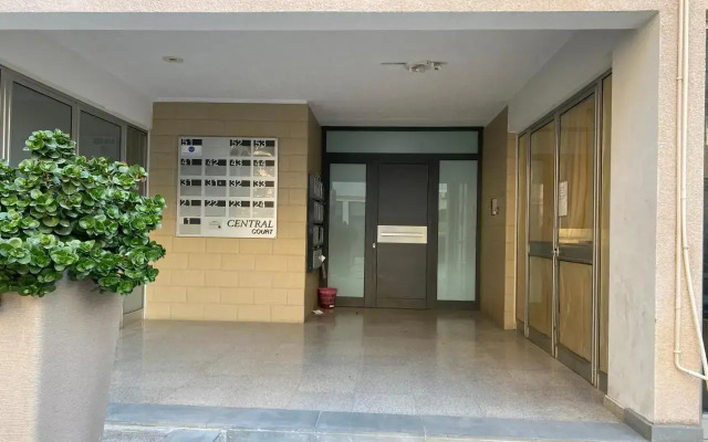 Renovated 2-bedroom flat with free parking, center