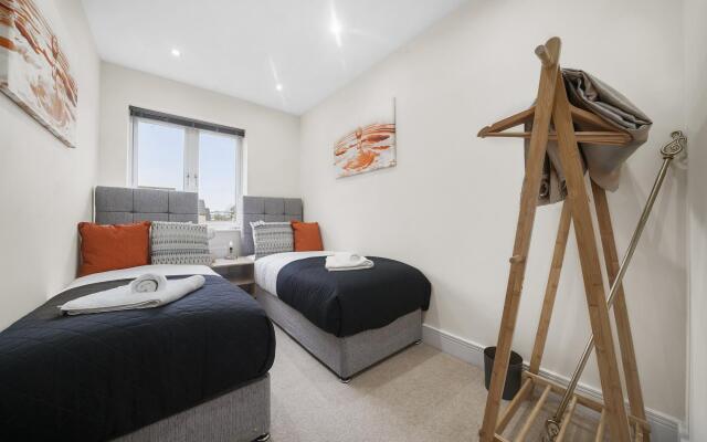 London Heathrow Living Holywell Service House A