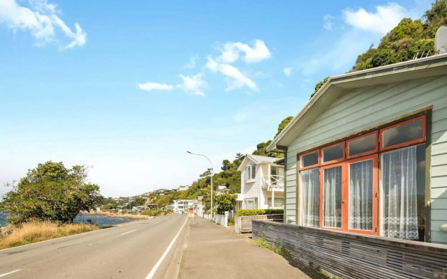 Pristine 2-bed waterfront, Karaka Bays