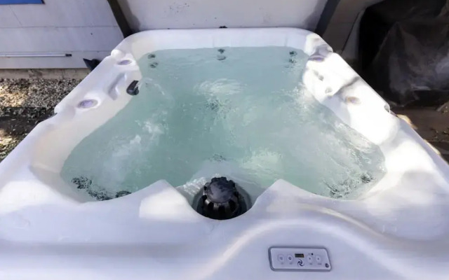 Rare Exclusive Retreat Private Hot Tub King Bed