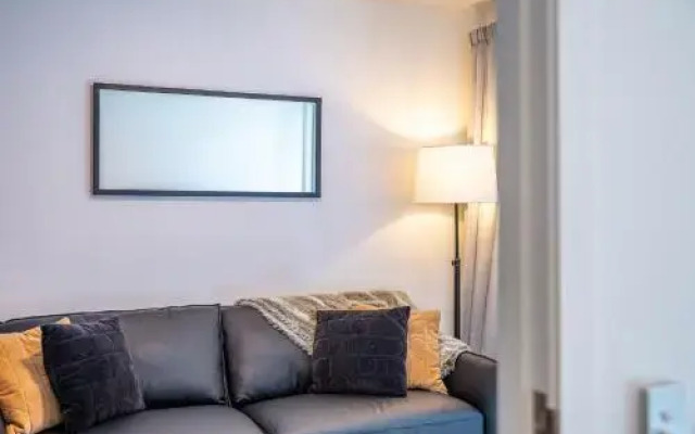 Central Luxury Apartment 108