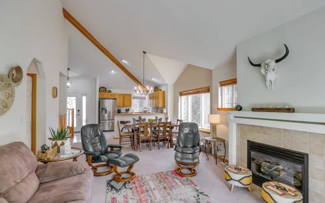 Idyllic Redmond Townhome w/ Furnished Deck!