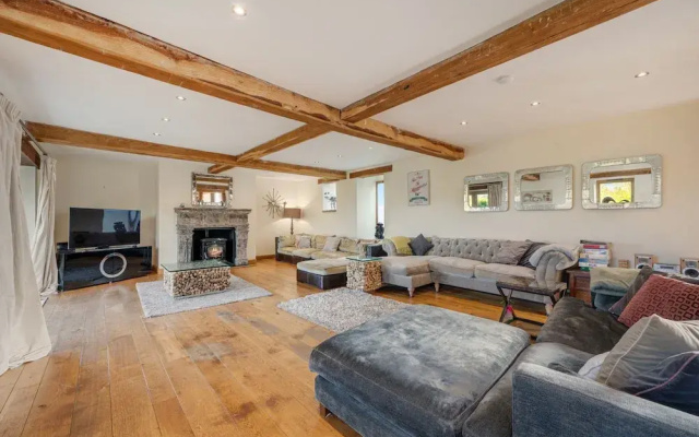 5-bed Retreat, Sleeps 12 in Harrogate With Hot Tub
