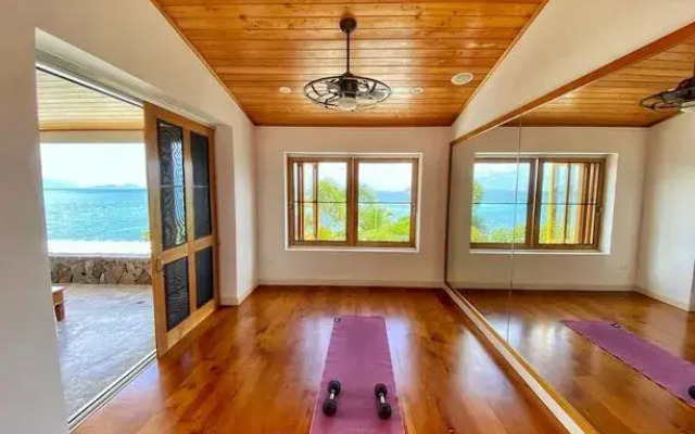 Luxury 7BR Waterfront Villa w Instaviews Boat