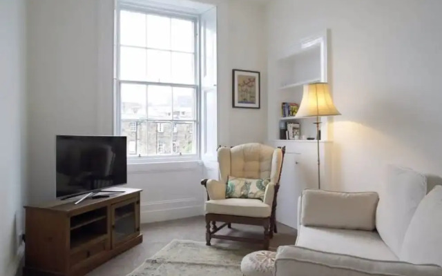 1 Bedroom Apartment In Edinburgh's New Town
