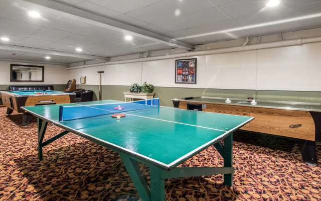 Econo Lodge Inn & Suites