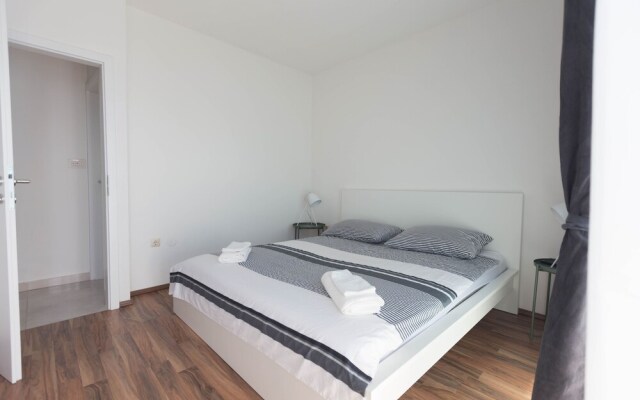 Lovely 2-bed Apartment With Views in Podstrana