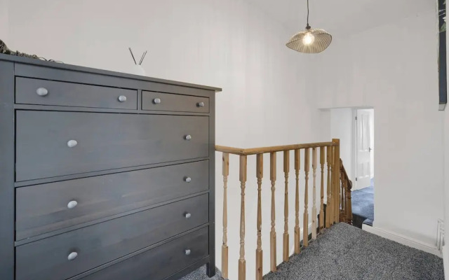 Central Chic - Huge Home - Free Wifi