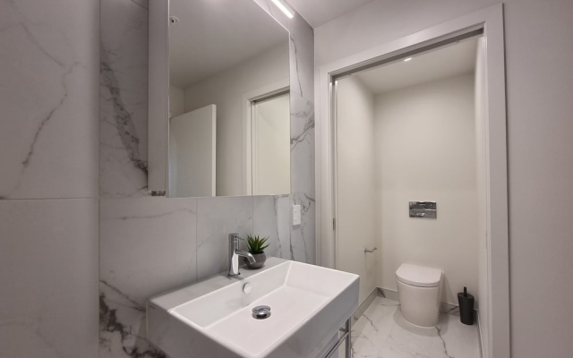 Luxe Apt w Harbour-Sunset Views -Parking