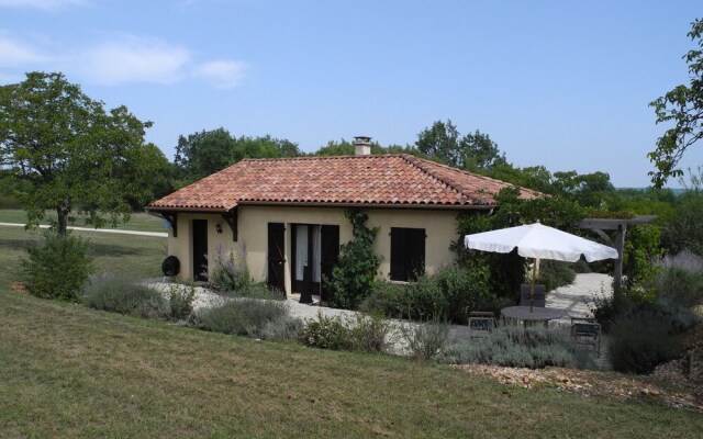 Luxurious Holiday Home with Pool in Ajat France